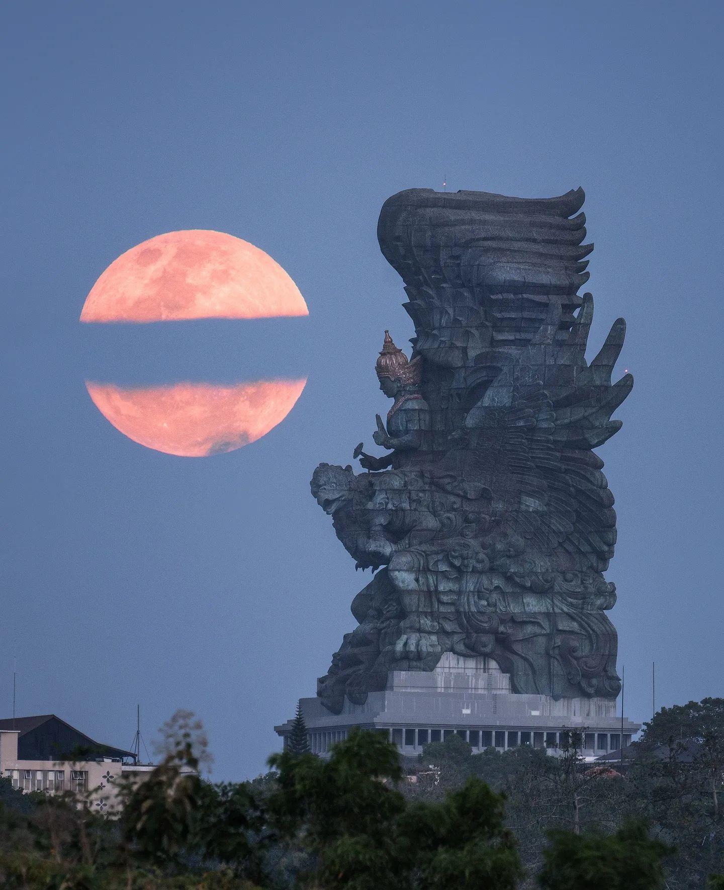  神鹰广场上空的满月，来自摄影师Daniel Kordan。 