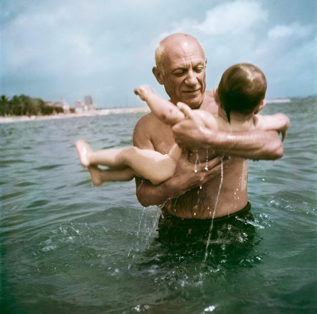  与儿子一起玩水的毕加索，Robert Capa摄于1948年。 