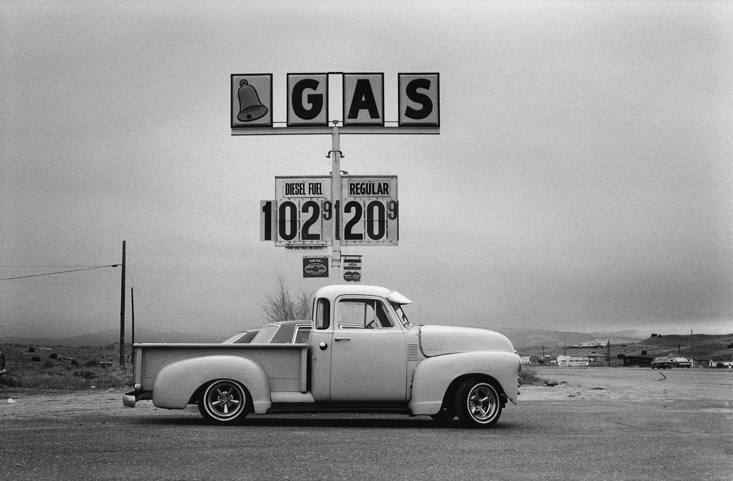  加油站，Raymond Depardon摄于1982年。 