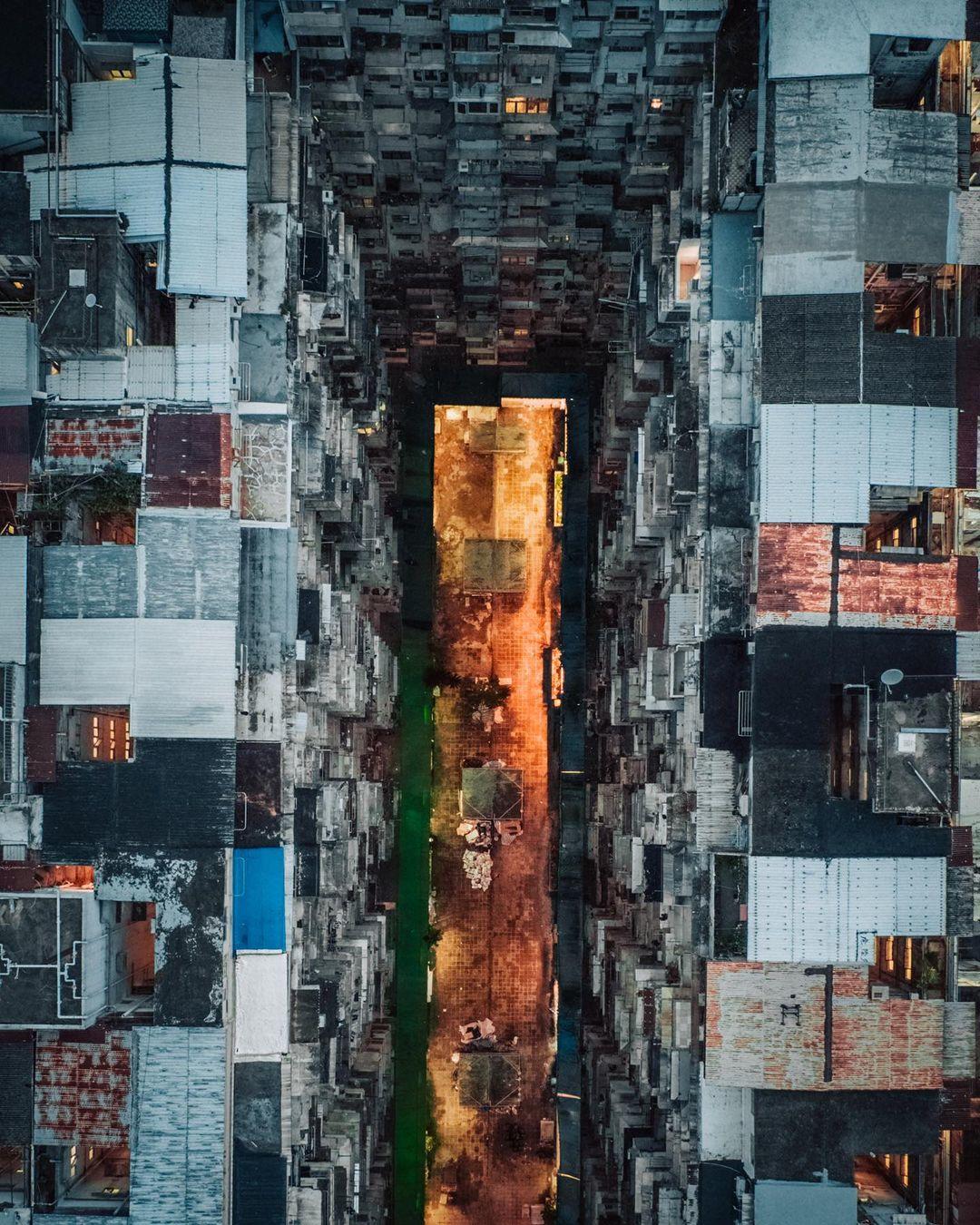  香港的楼宇之间，来自摄影师Jsr Pixel。 