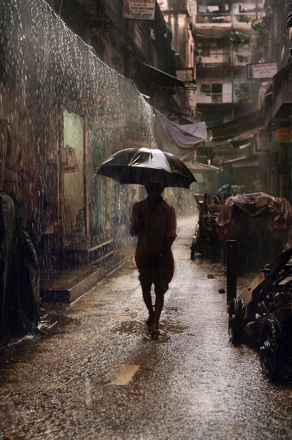  雨季的孟买，Steve McCurry摄于1993年。 