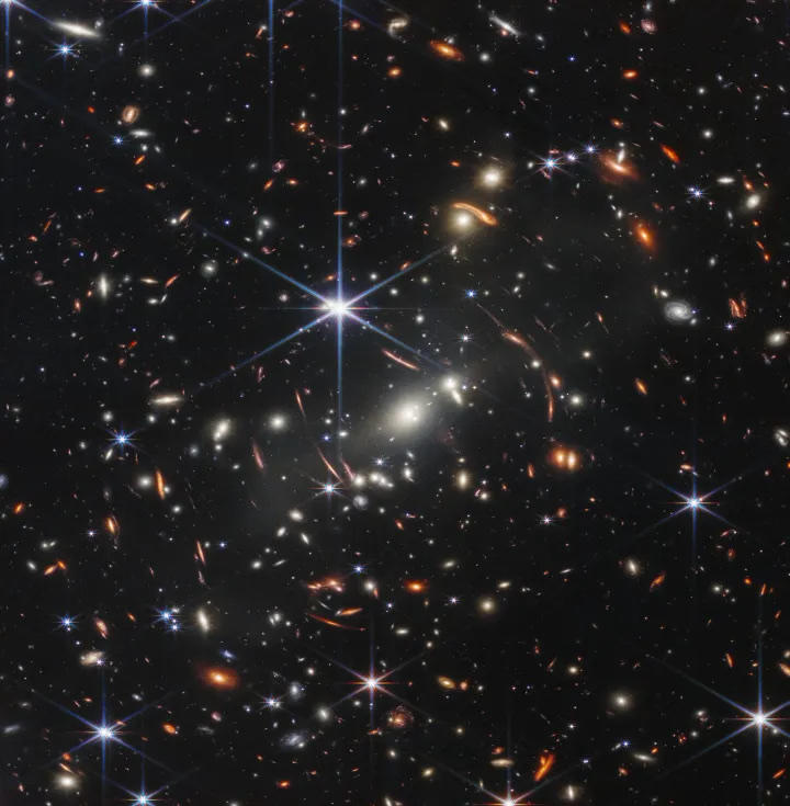 2022年7月12日韦伯太空望远镜发布了首张照片。该图是用时12.5小时拍摄完成的46亿年前的SMACS 0723星系团。
