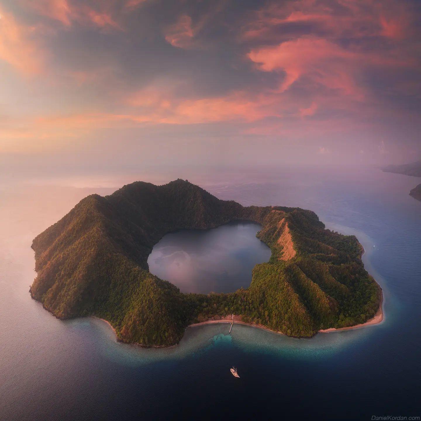  印尼由海中火山形成的Satonda岛，来自摄影师Daniel Kordan。 