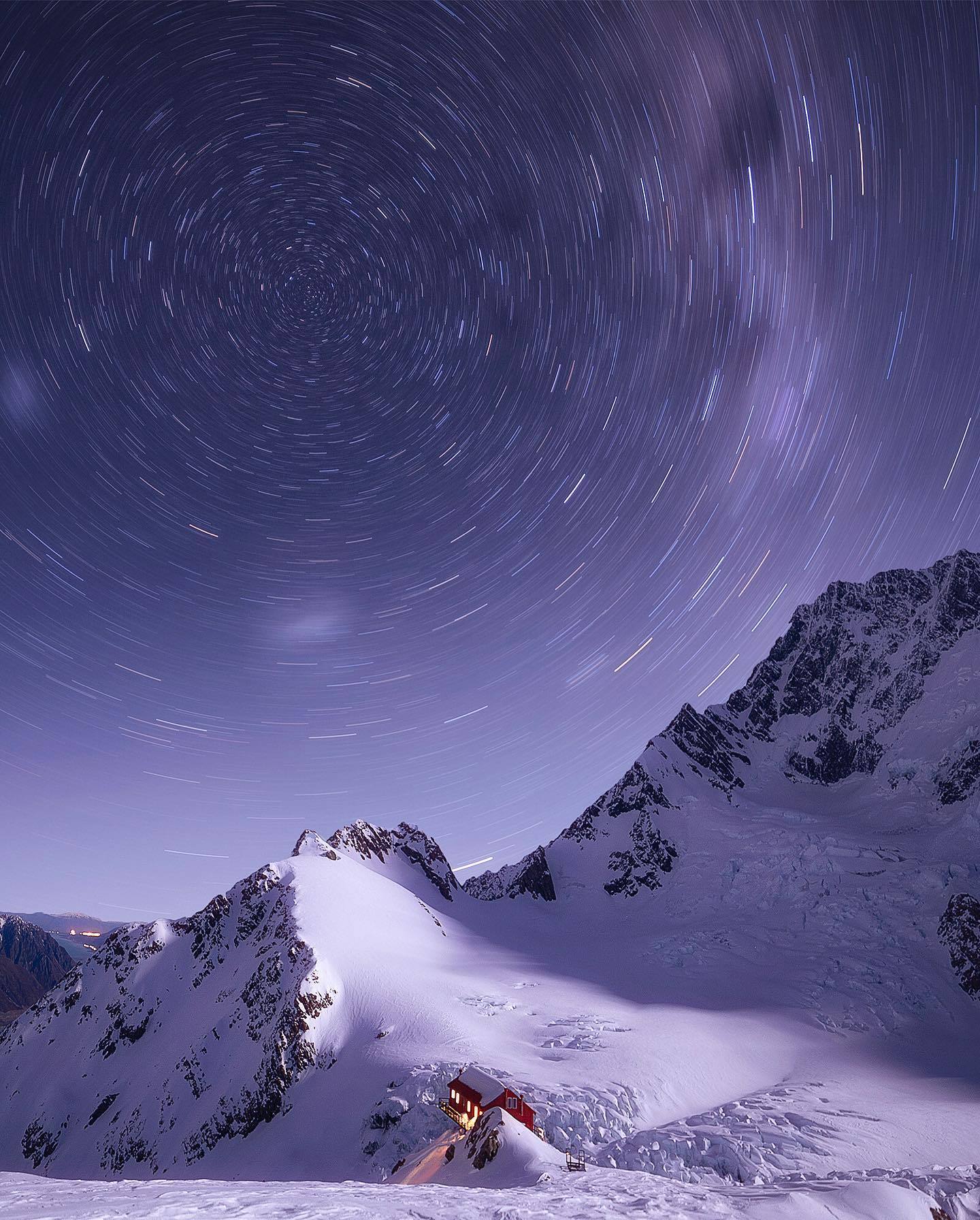  库克山顶的星轨，来自摄影师Lee Cook。 