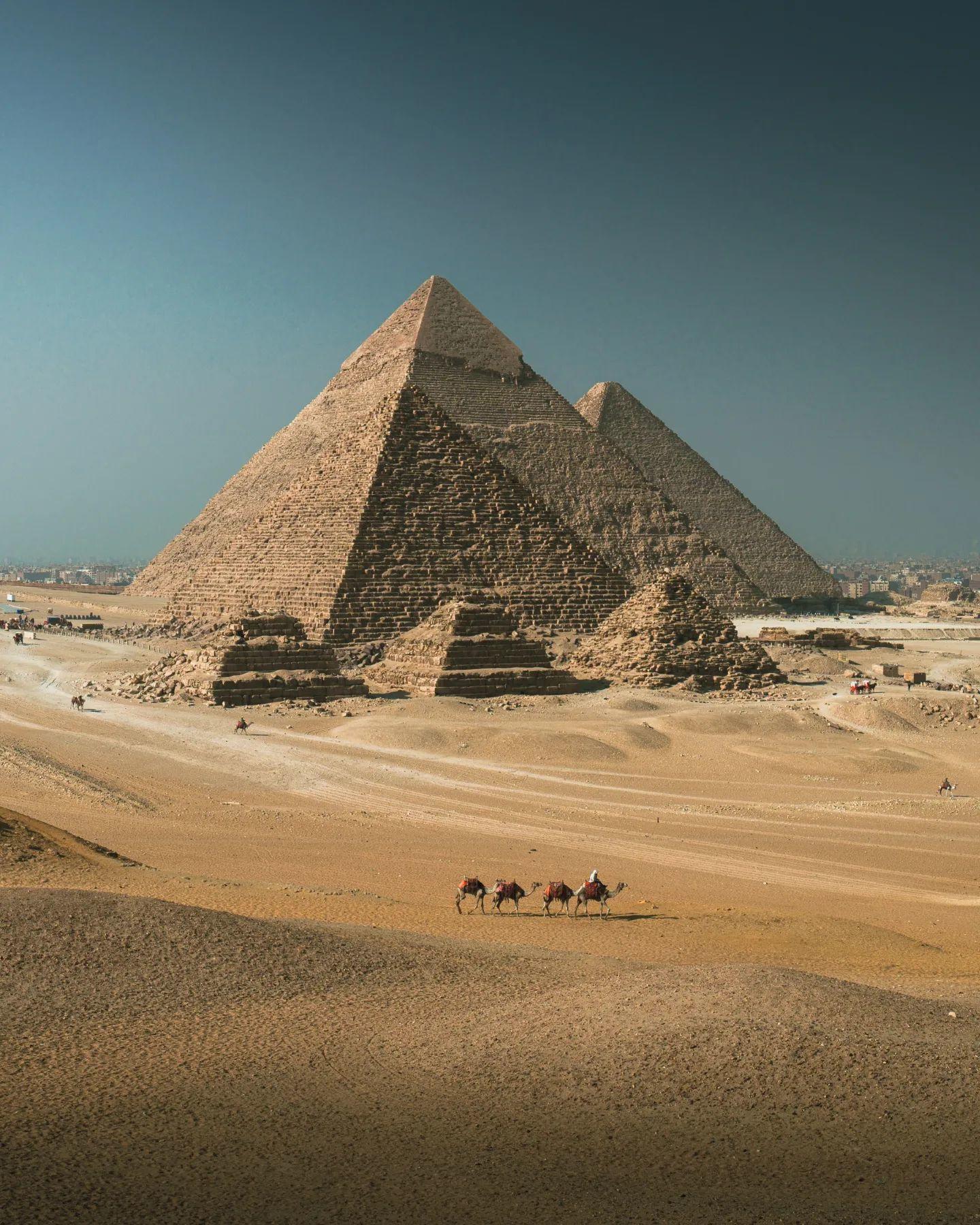  吉萨金字塔，来自摄影师STEPHEN GOLLAN。 