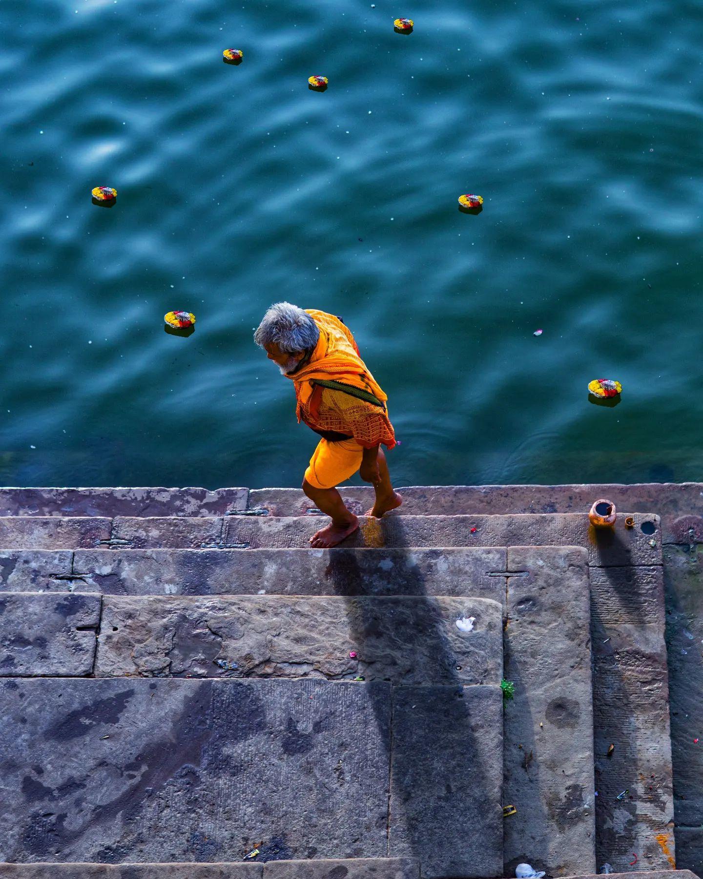  恒河暮祭，来自摄影师Santshree Sinha。 