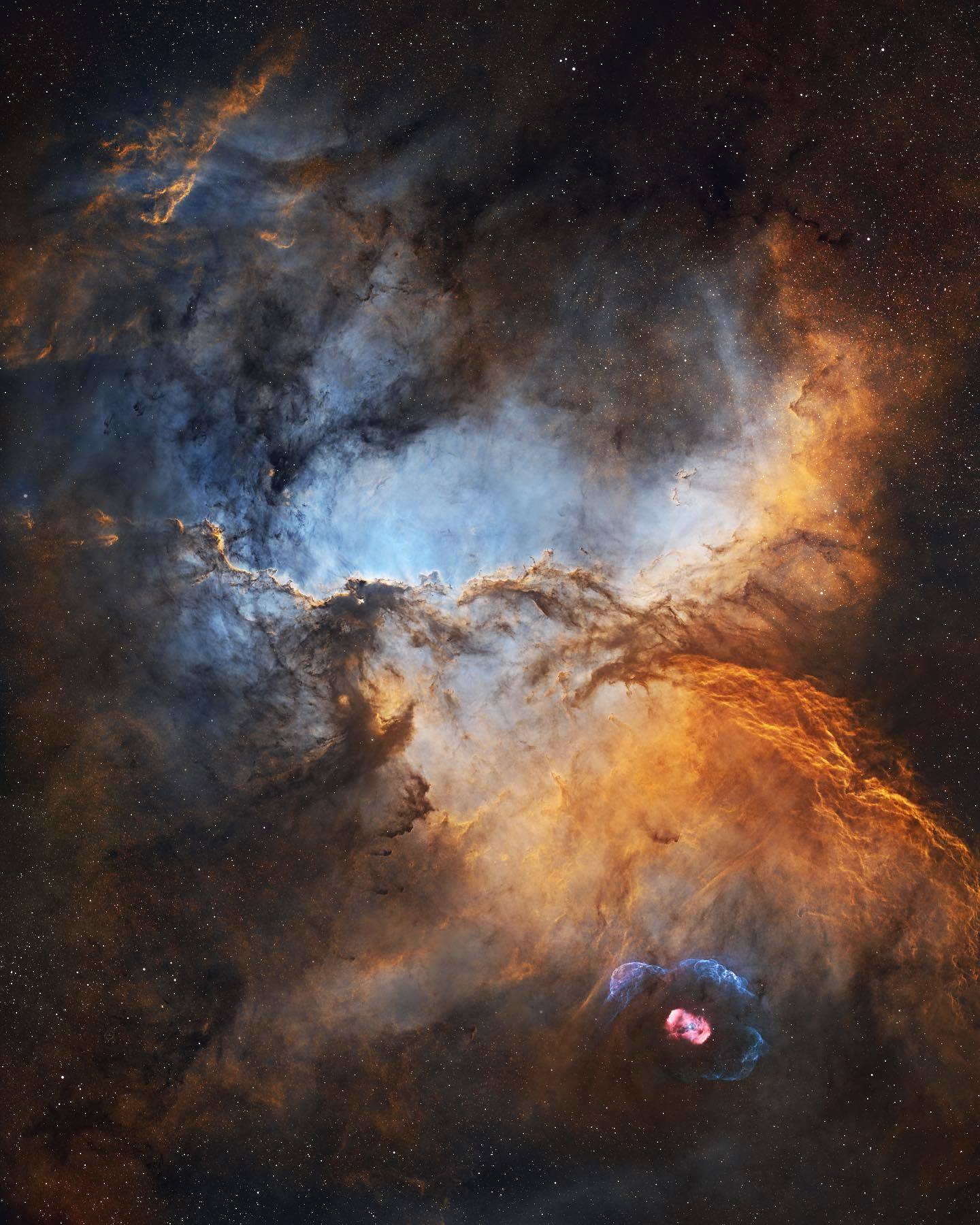  NGC 6188是位于天坛座，距离地球4000光年的发射星云，来自摄影师Bray Falls。 