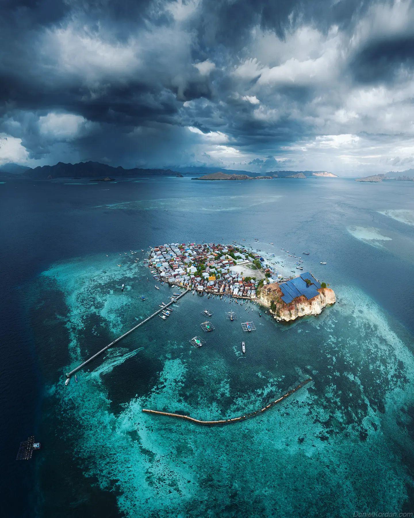  印尼Pulau Mesa岛的渔村，来自摄影师Daniel Kordan。 