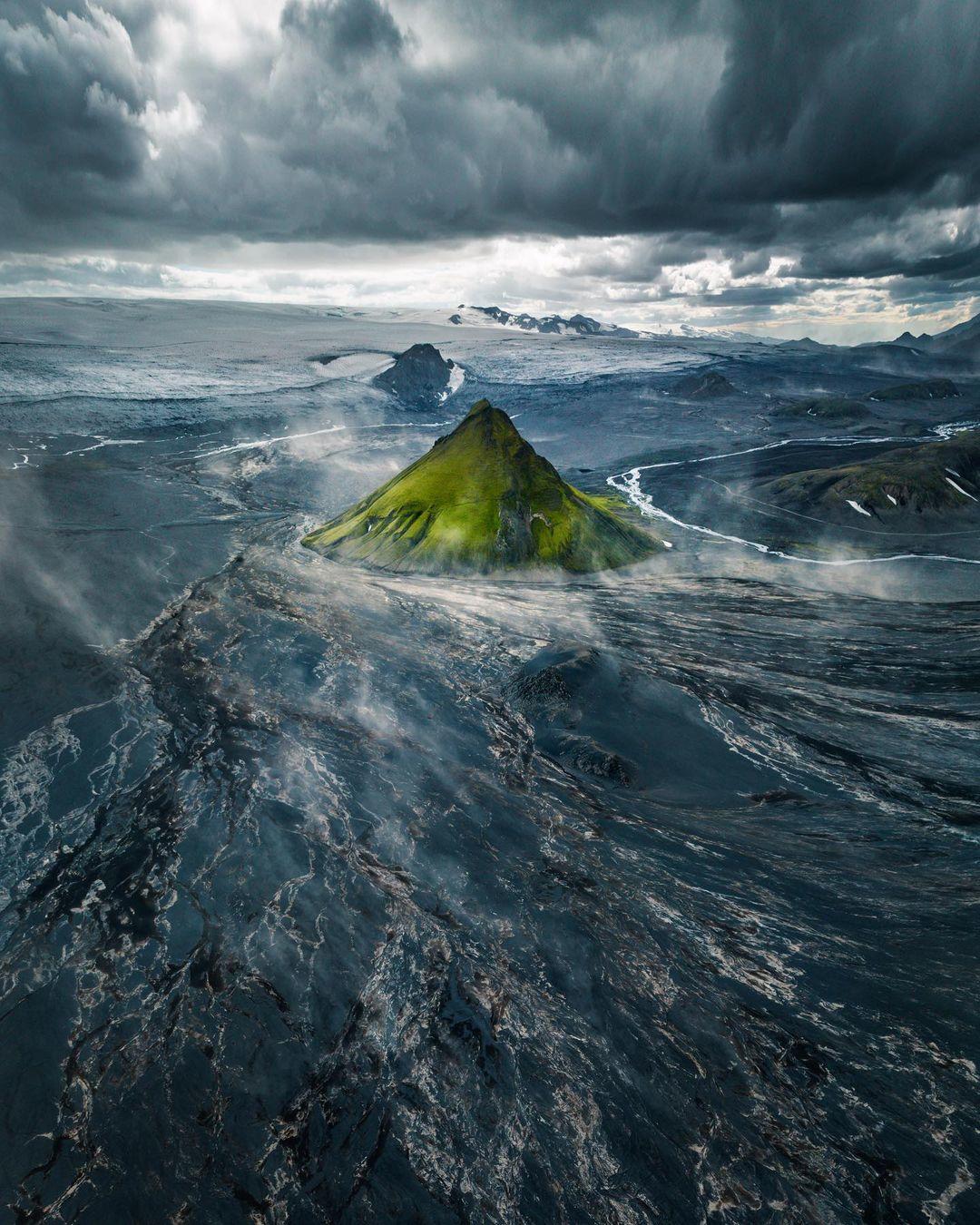  冰岛迈利费德火山，来自摄影师Kevin Pages。 