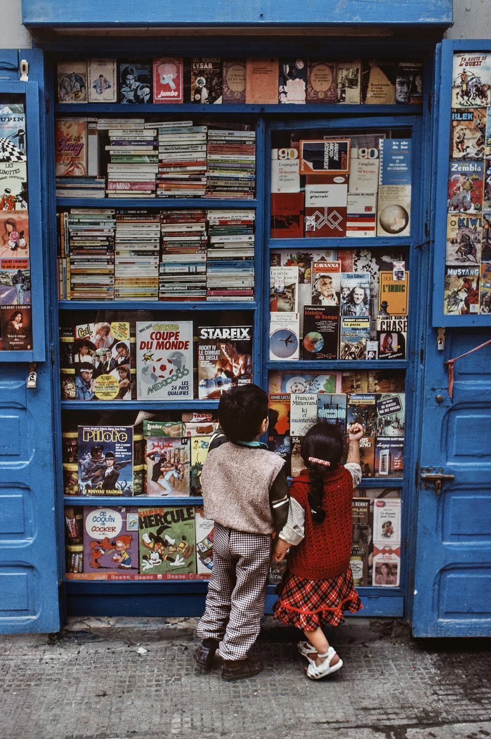  书店门口的孩子，Steve McCurry摄于1988年摩洛哥。 
