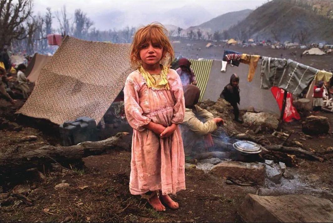  1991年海湾战争之后的库尔德难民小女孩，来自摄影师Peter Turnley。 
