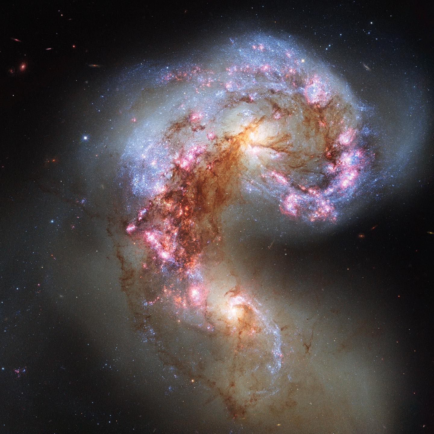  触须星系，（也称为NGC 4038/NGC 4039) 是在乌鸦座的一对交互作用星系，距地球4500万光年，来自哈勃太空望远镜。 