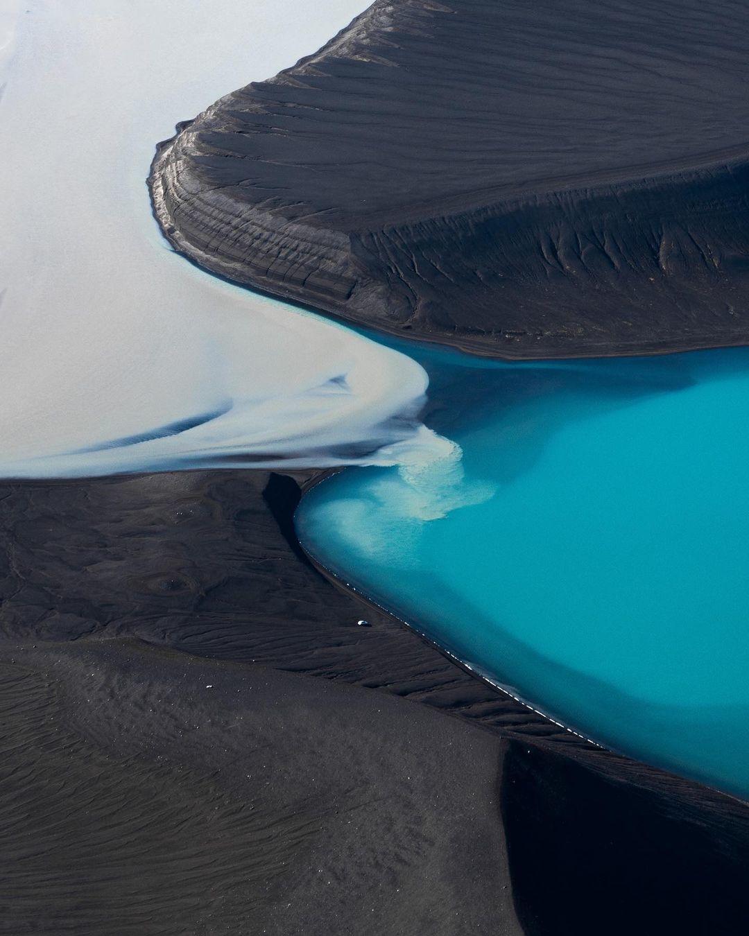  冰川与火山口湖，来自摄影师Kevin Pages。 