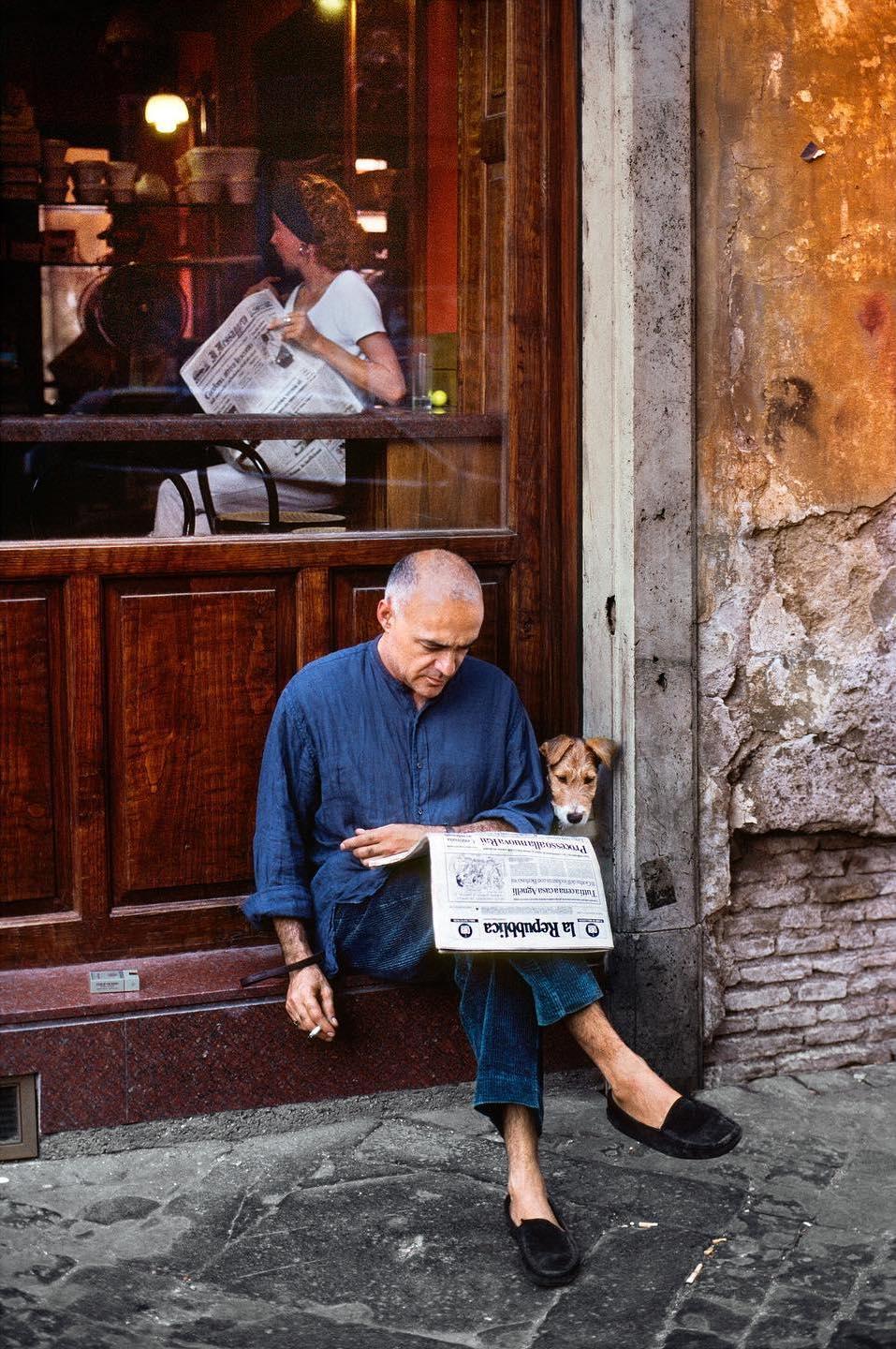 读报的人，Steve McCurry摄于1994年意大利罗马。 