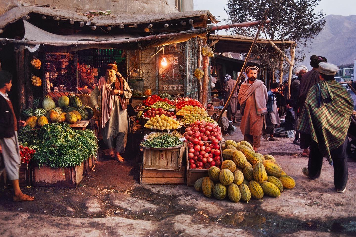  水果摊，Steve McCurry摄于1992年阿富汗普勒胡姆里。 