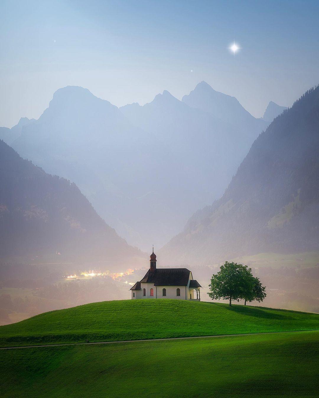  月光下的山间，Louis Chan摄于瑞士。 