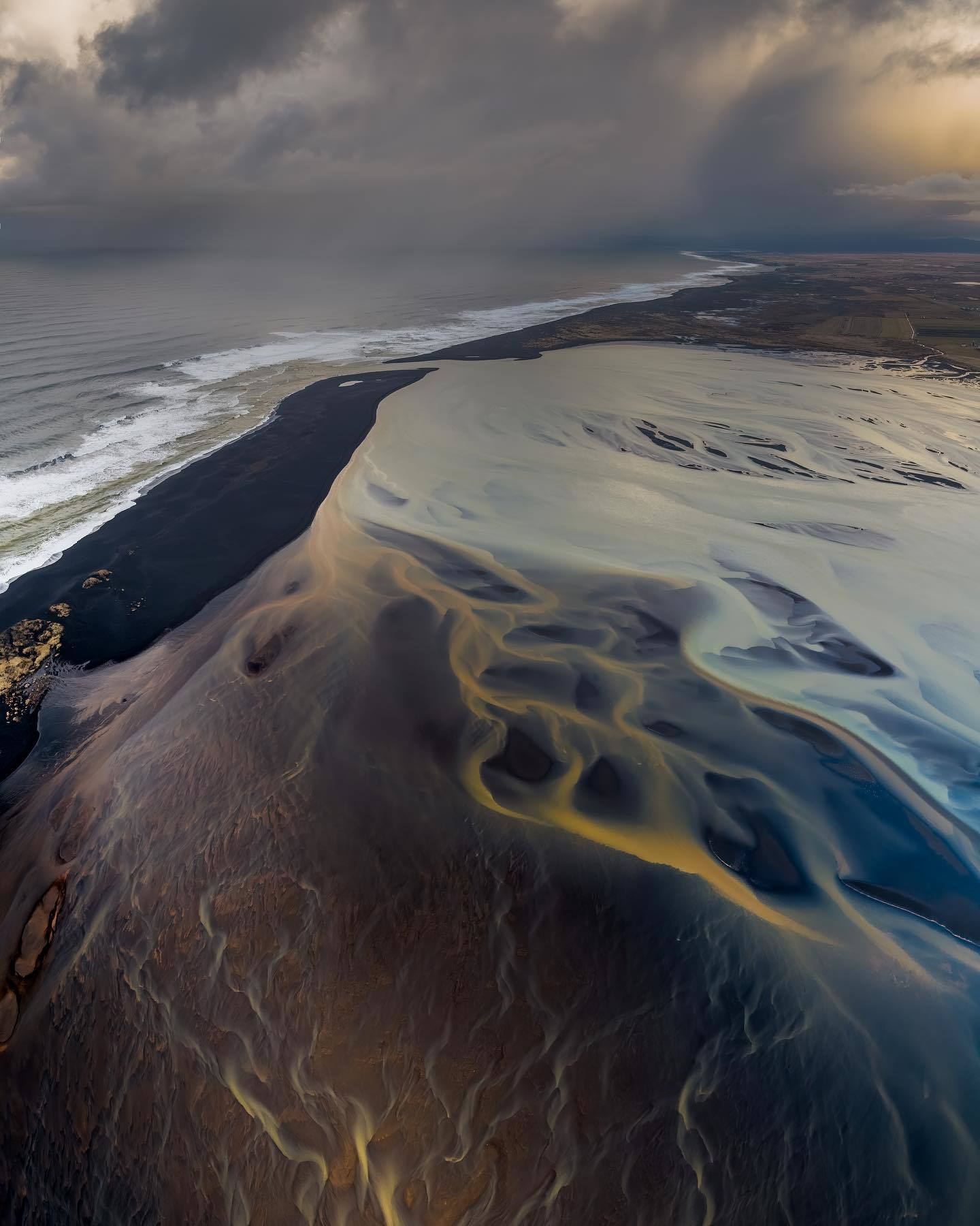  冰岛海岸，来自摄影师Kevin Pages。 