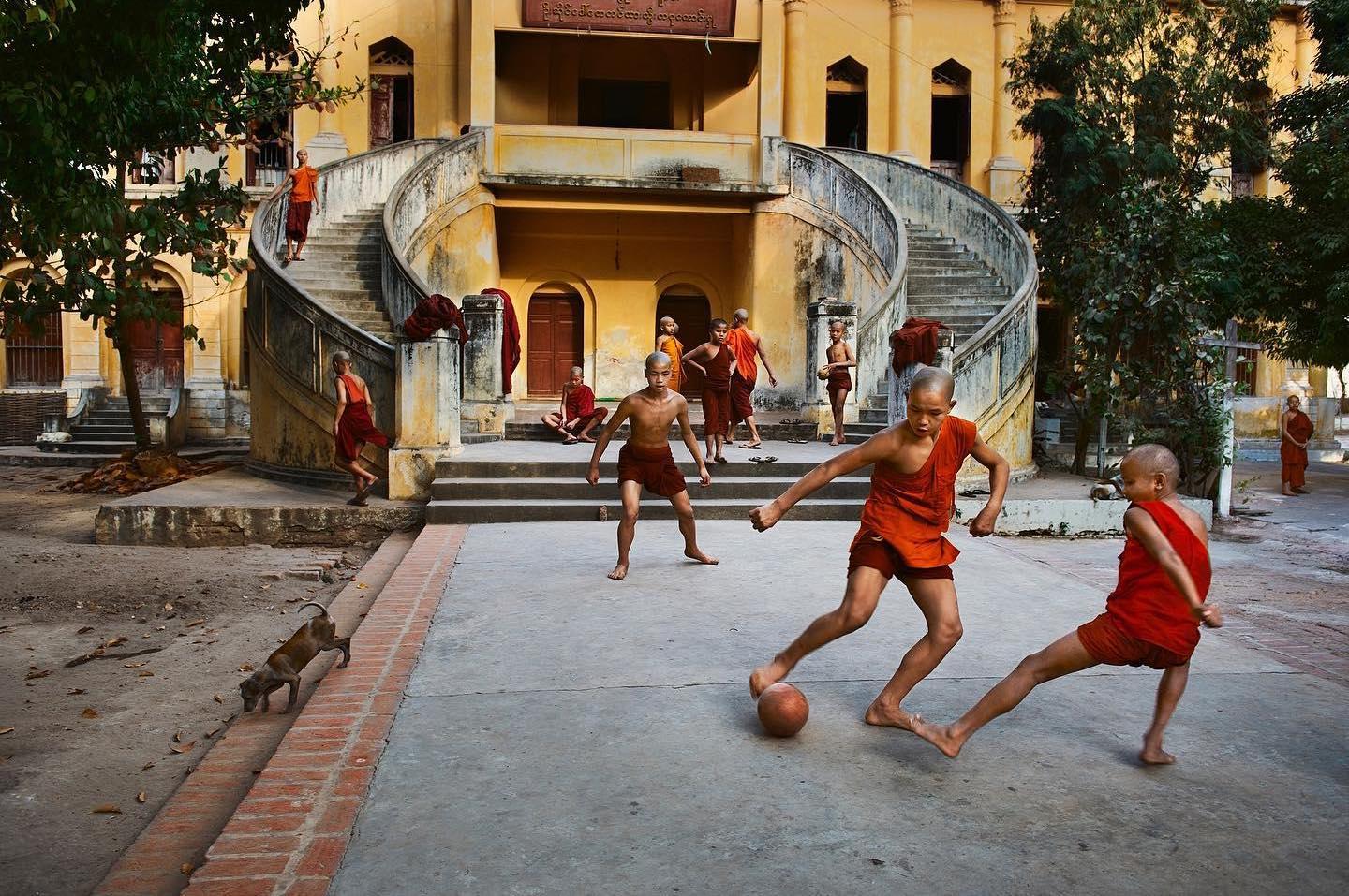  踢足球的和尚，Steve McCurry摄于2010年缅甸曼德勒。 