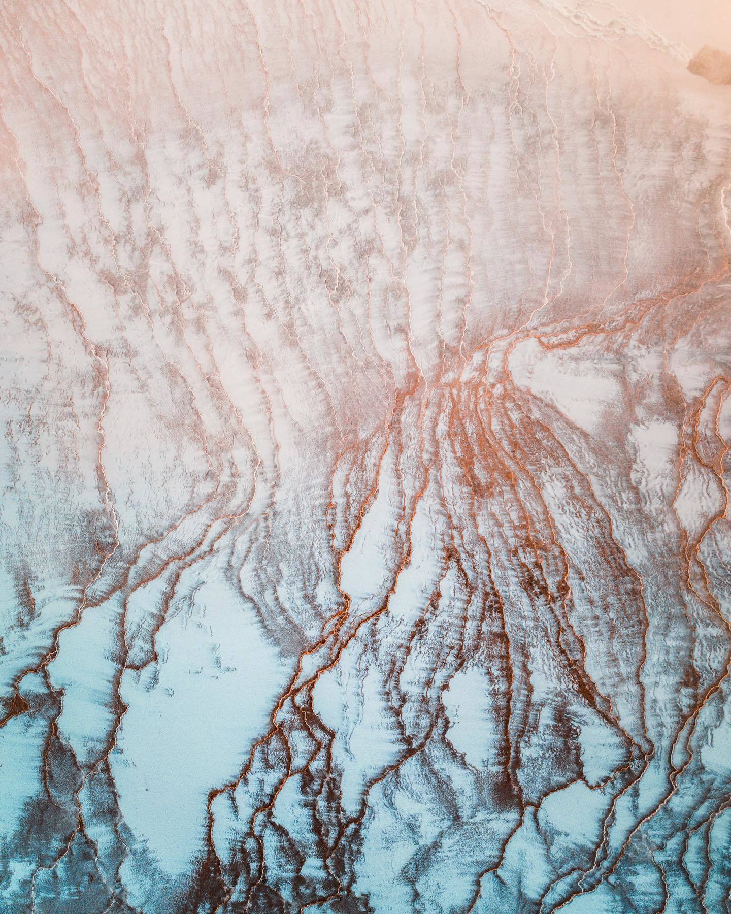  晨曦中的冰岛，来自摄影师Kevin Pages。 