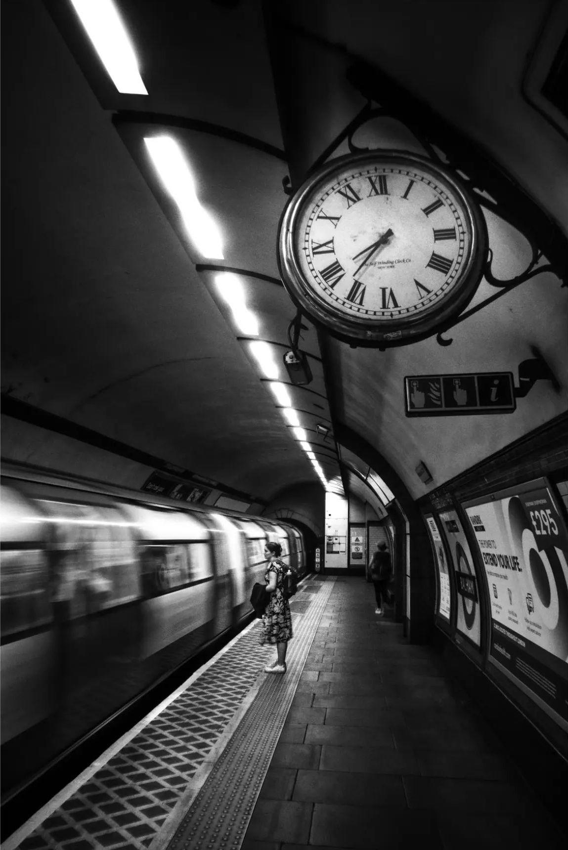  时间旅行，Ovidiu Selaru摄于伦敦。 