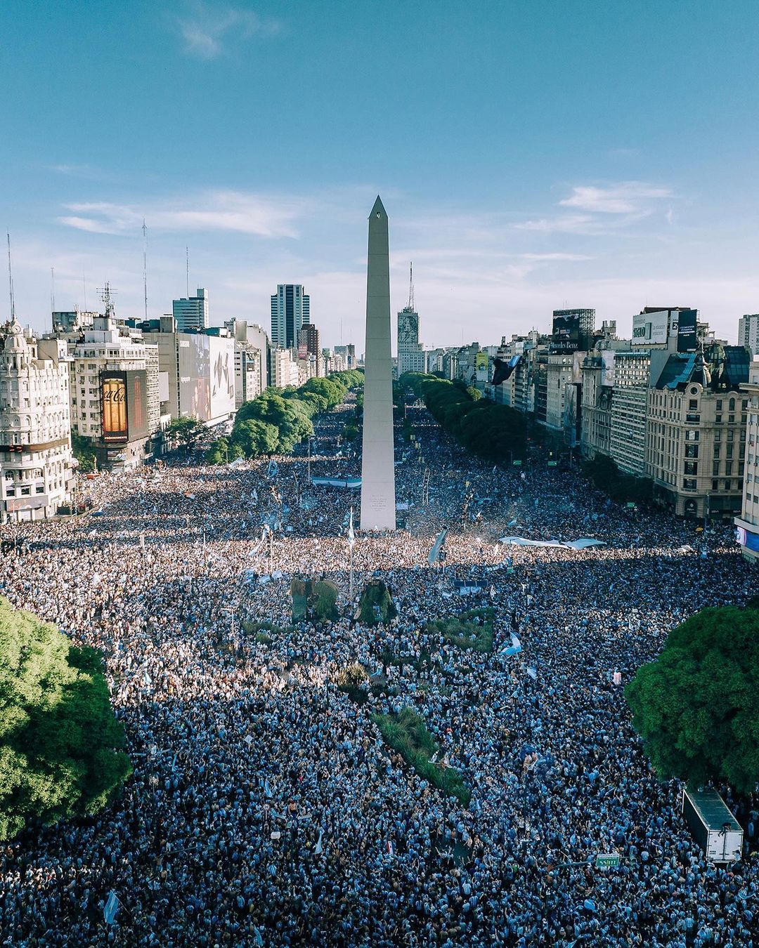  在阿根廷首都布宜诺斯艾利斯庆祝阿根廷夺得2022年卡塔尔世界杯冠军的人们，来自摄影师ZEKEDRONE。 