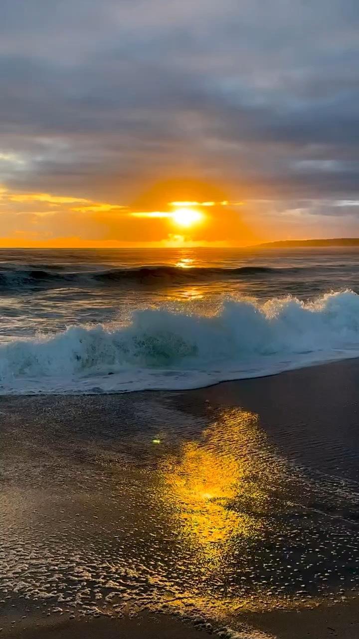 日落海浪，来自摄影师Michael Beggs。