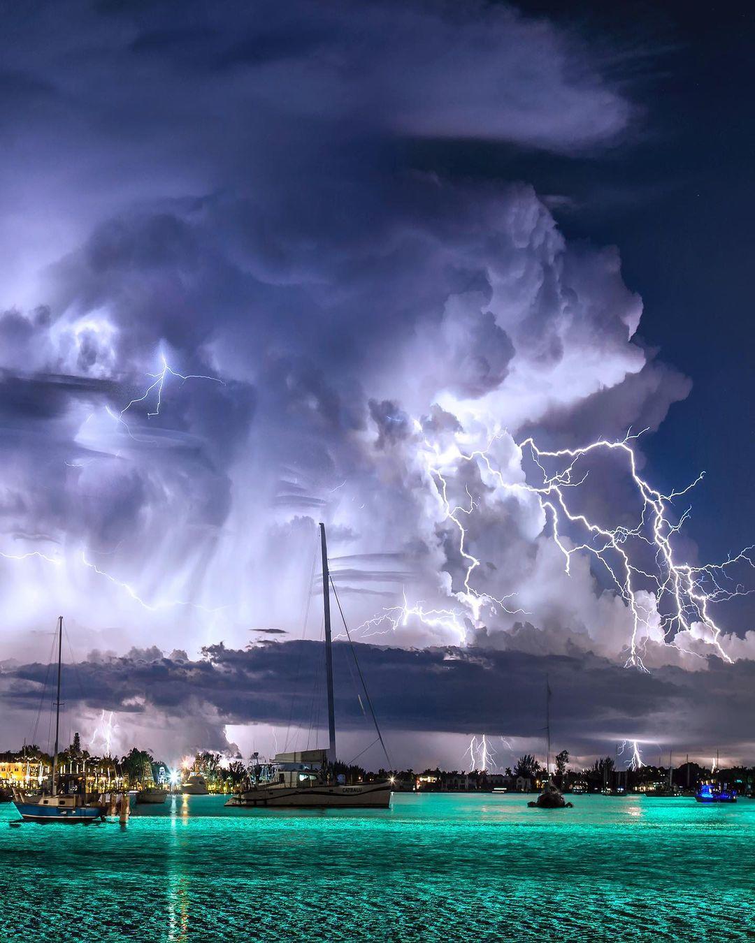  风暴，来自摄影师Jason Weingart。 