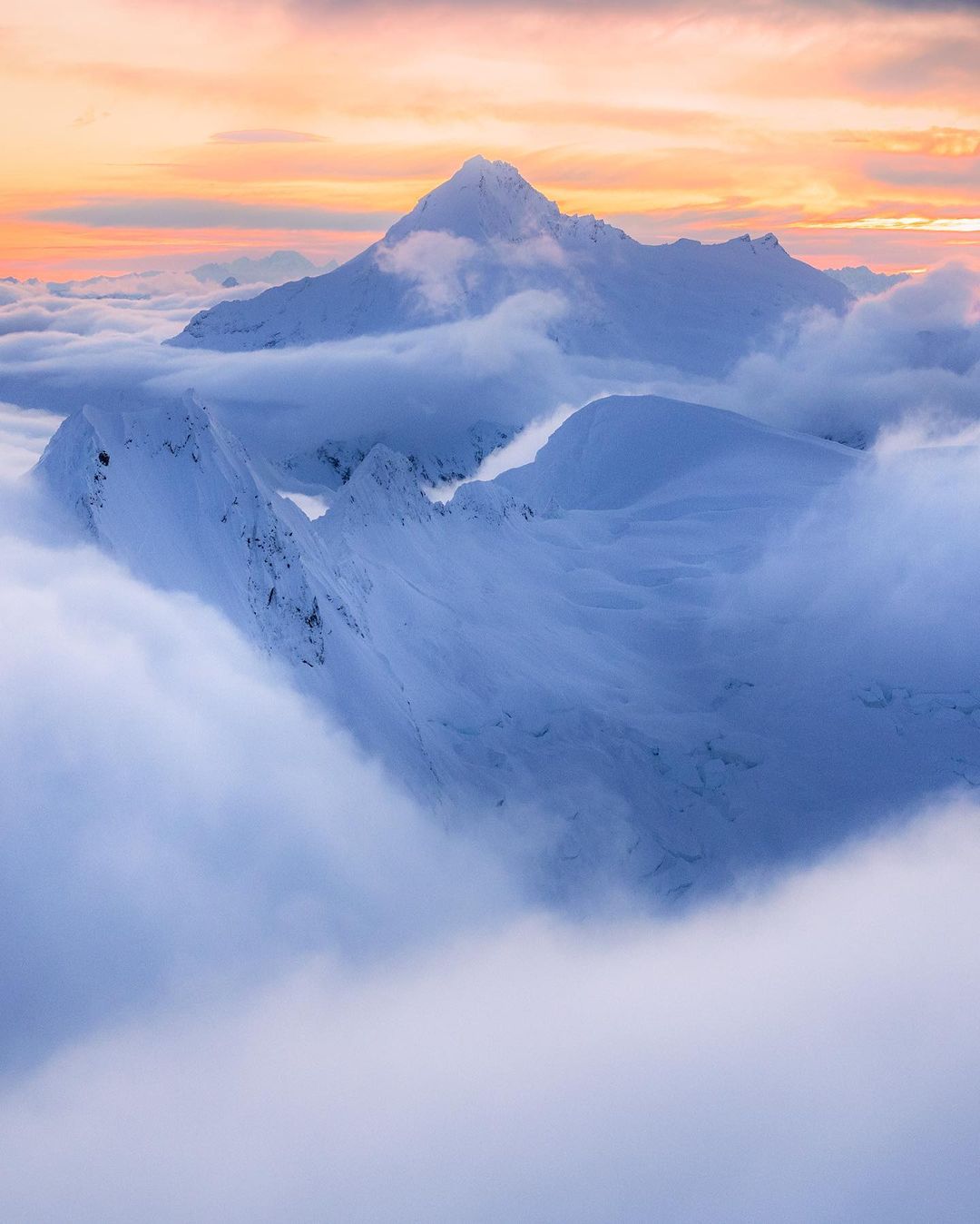  云层之上的阿斯帕林山，来自摄影师Rach Stewart。 