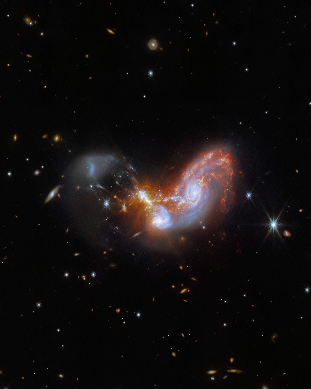  茲威基 II 96是正在进行合并的星系对，距地球5亿光年，来自韦伯太空望远镜。 