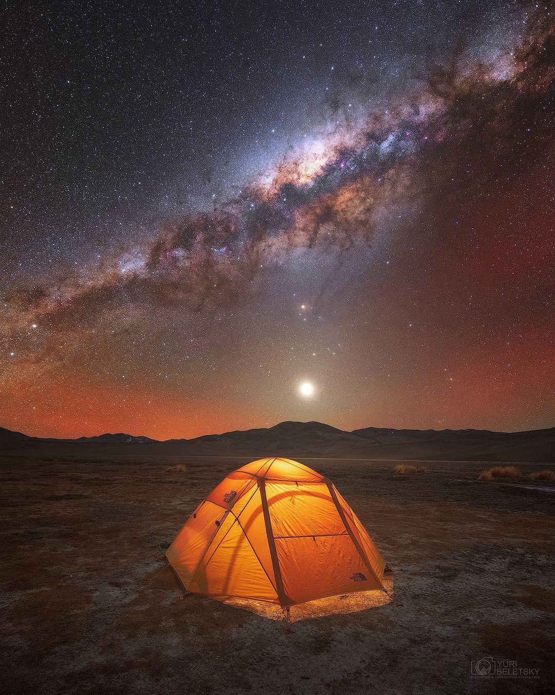  智利阿塔卡玛沙漠的银河，来自摄影师Yuri Beletsky。 