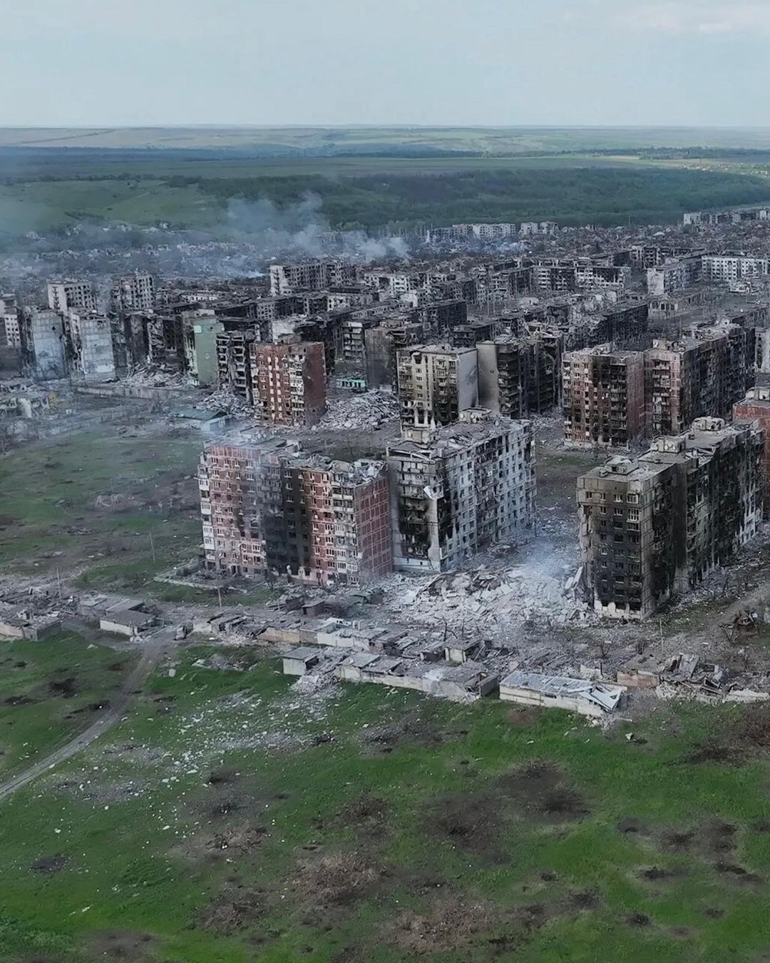  乌克兰巴赫穆特，一个接近8万人口的城市，在俄乌战争一年后已几乎成为废墟，来自摄影师Tyler Hicks。 