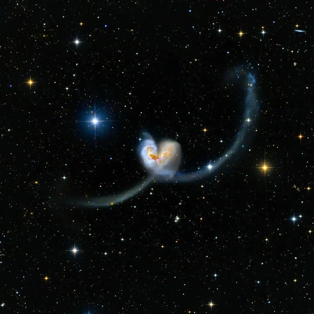  触须星系，位于南天的乌鸦座，距离地球约6200万光年，由威廉·赫歇尔与1785年发现。<br />来自Wolfgang Promper。 