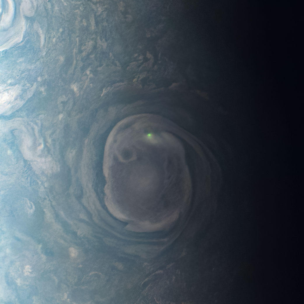  木星上的绿色闪光，来自朱诺号探测器。 