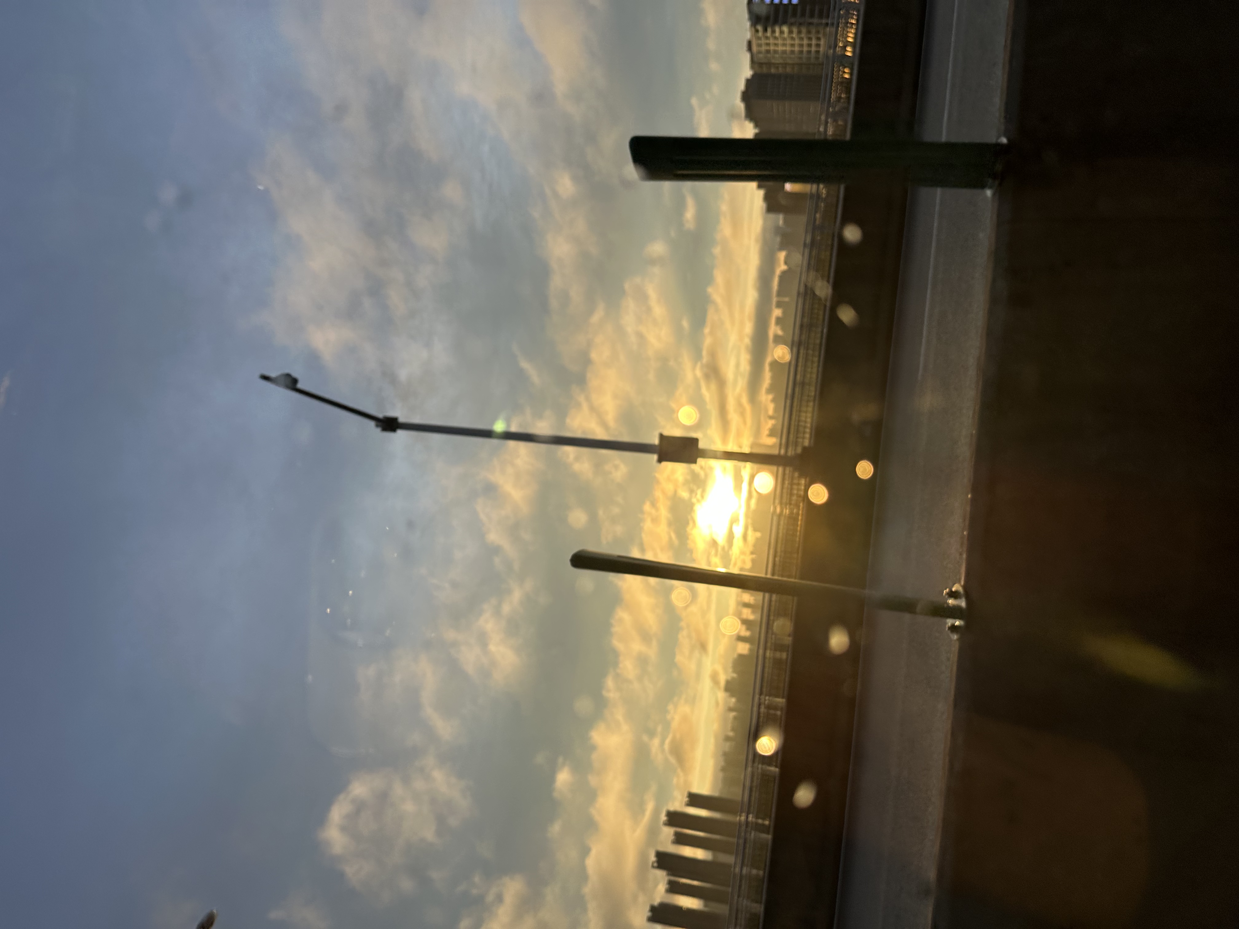 暴雨之后的日光。
