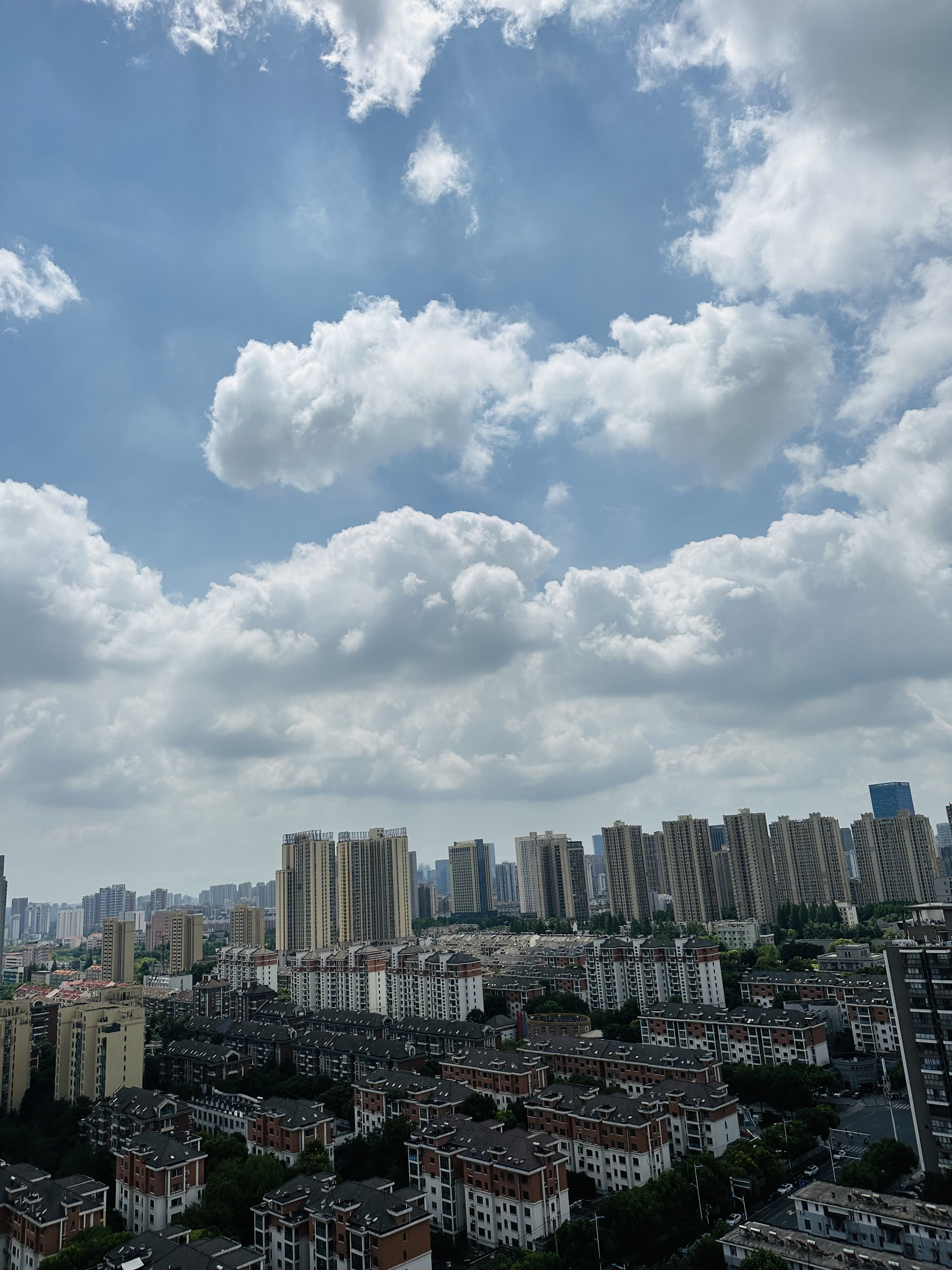 日光强烈。
