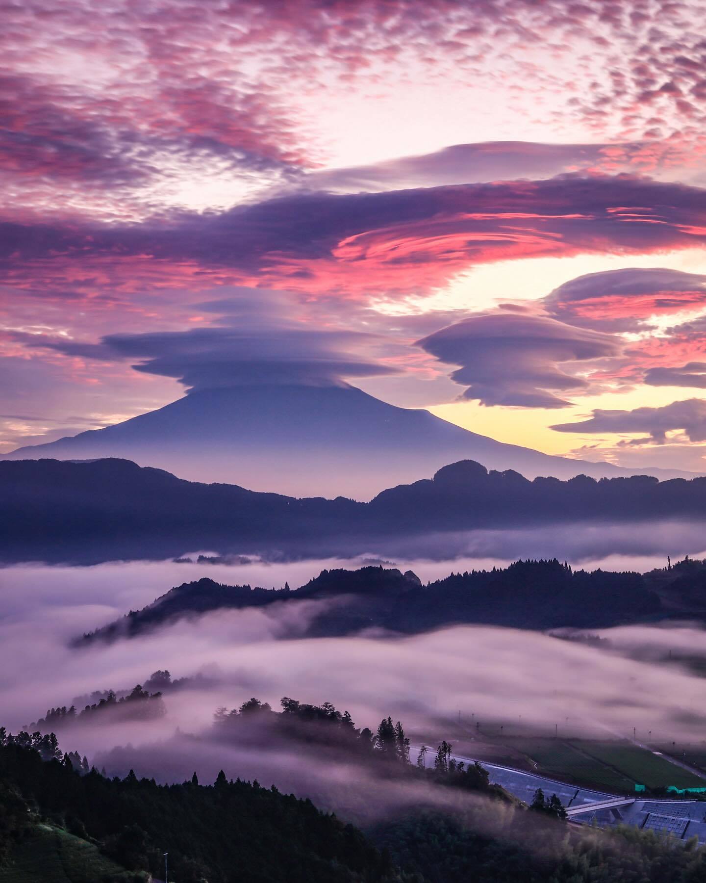  富士山的云，来自摄影师Hashimuki。 