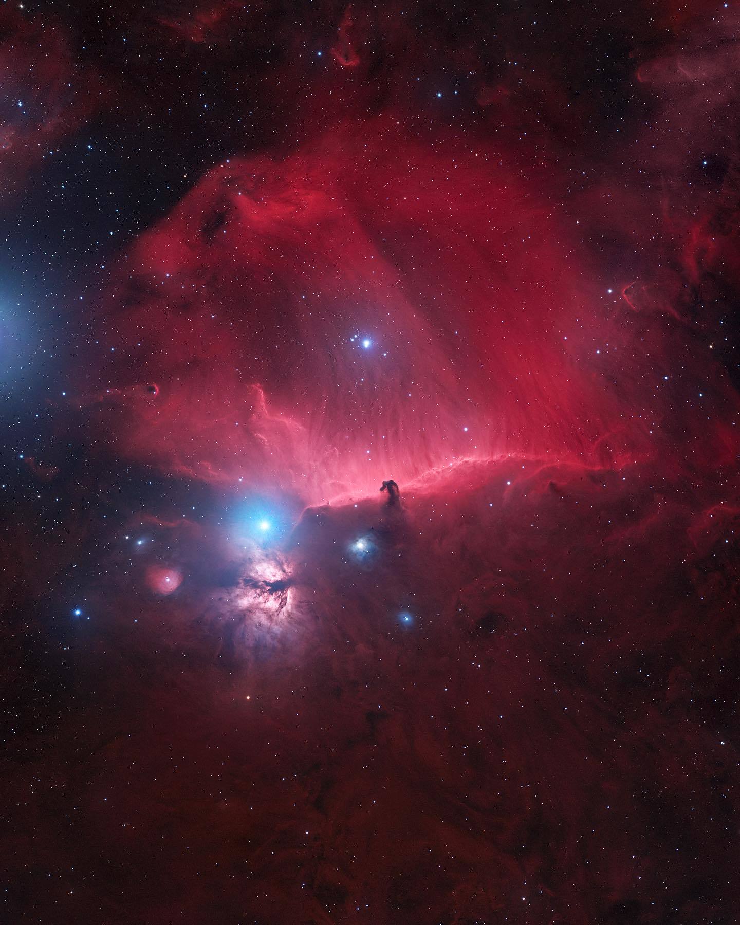  马头星云（马头星云位于猎户座，也称为巴纳德33，在发射星云IC 434之内，是一个暗星云。这个星云就在猎户腰带最东边的参宿一南方，并且是非常巨大的猎户座分子云团的一部分。马头星云距离地球大约1,500光年），来自摄影师Bray Falls。 