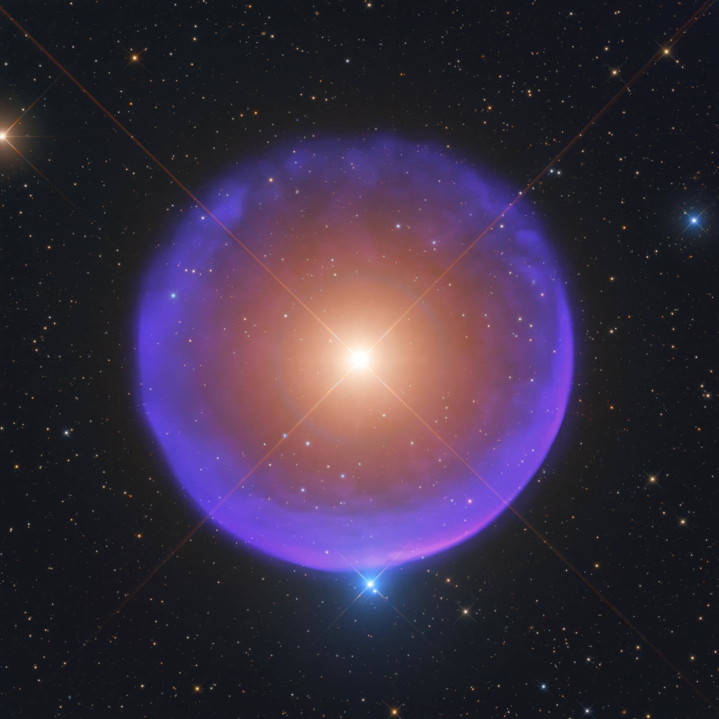  鹤二是南天星座天鹤座的第二亮星，同时也被视作南鱼座的鱼尾，距地球176光年，来自摄影师Marcel Drechsler 。 