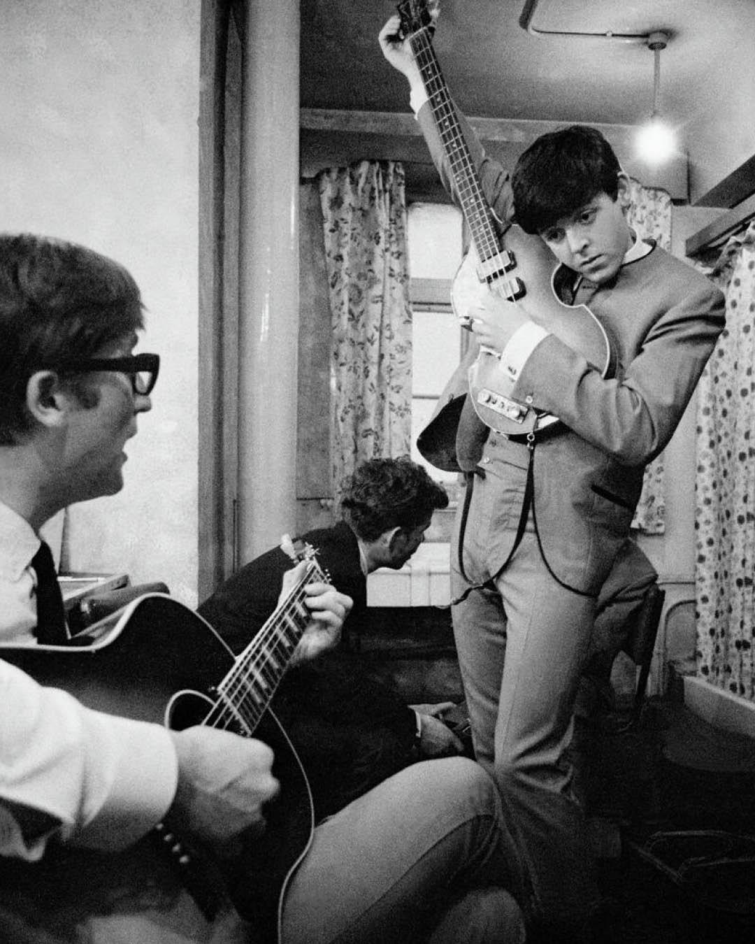 早期的披头士，PhilipJonesGriffiths摄于1963年。 