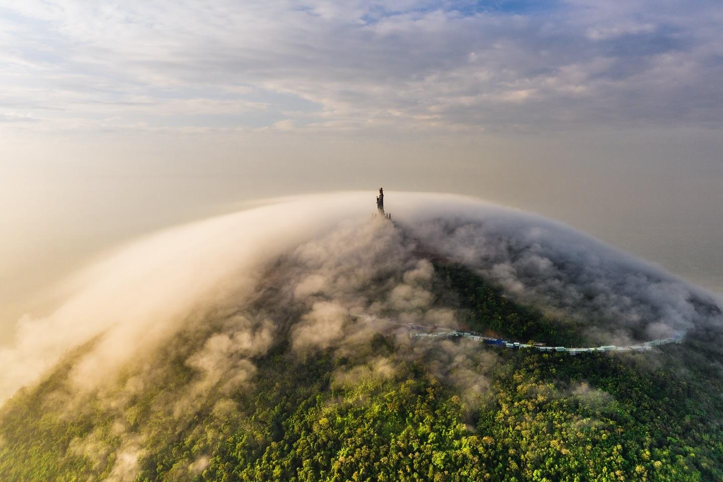  越南巴登山顶的佛像，来自摄影师ran Tuan Viet。 