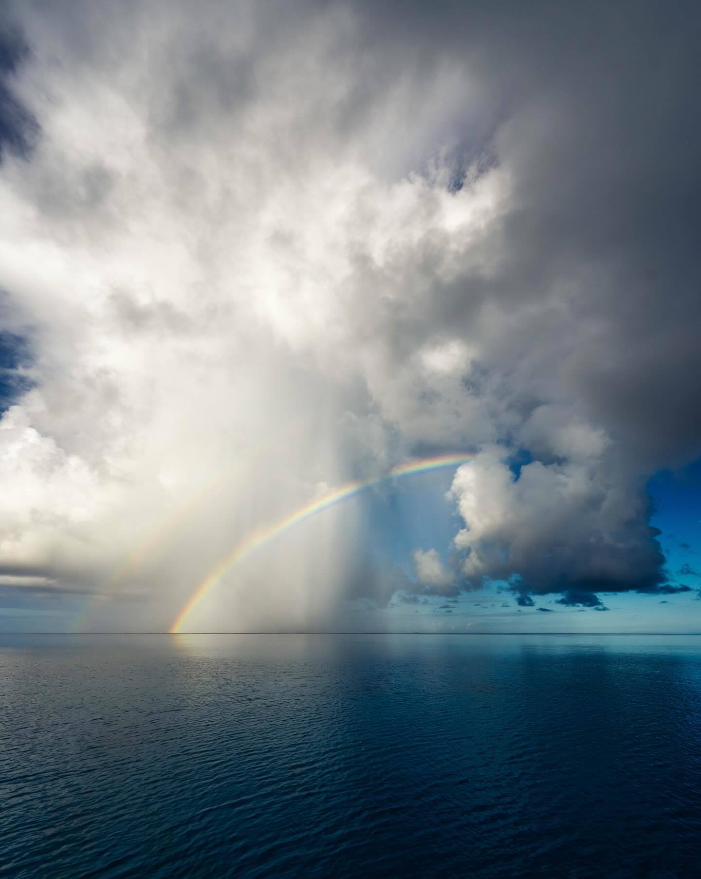  海面上的彩虹，来自摄影师EMMETT SPARLING。 