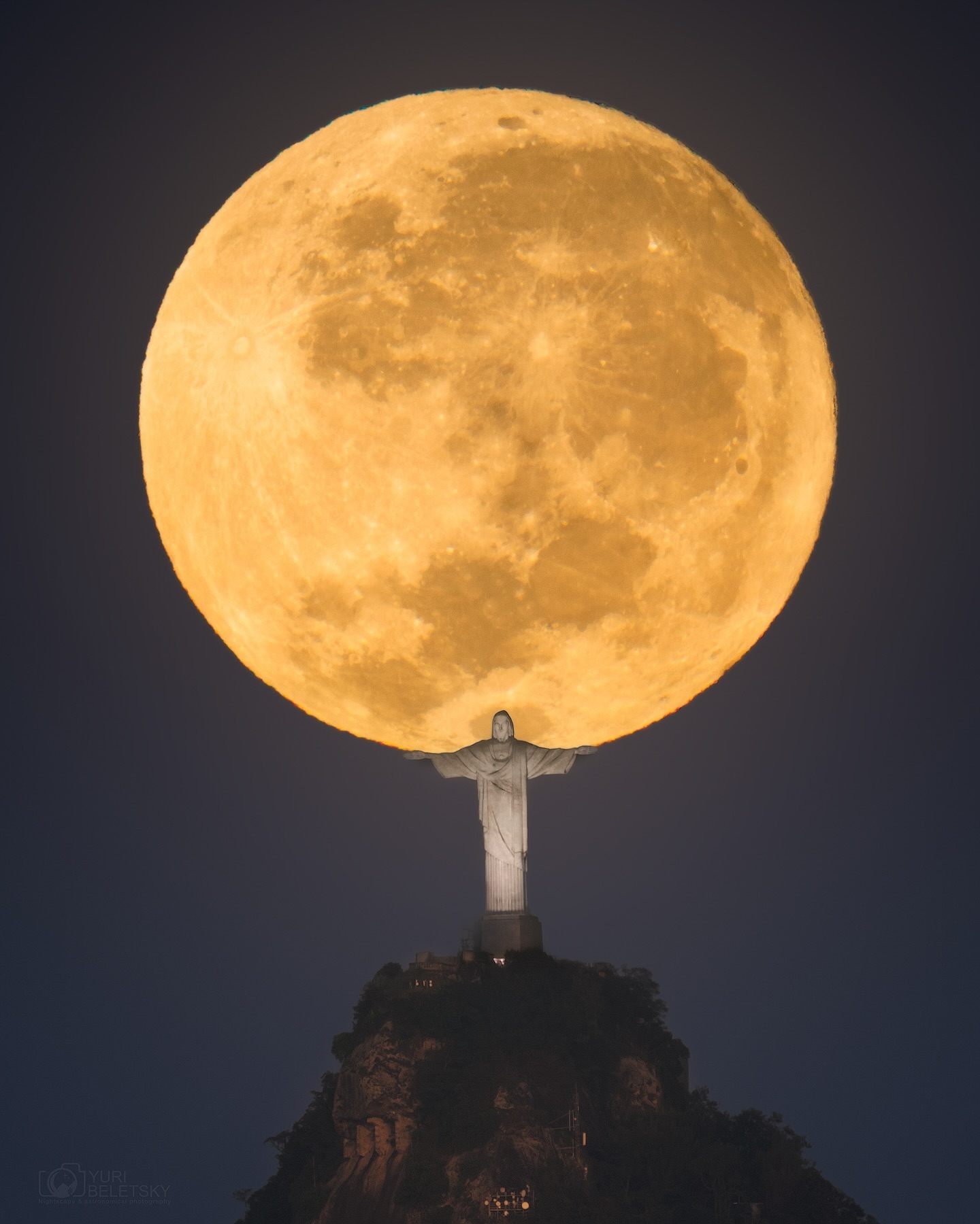  满月，Yuri Beletsky摄于巴西里约热内卢。 