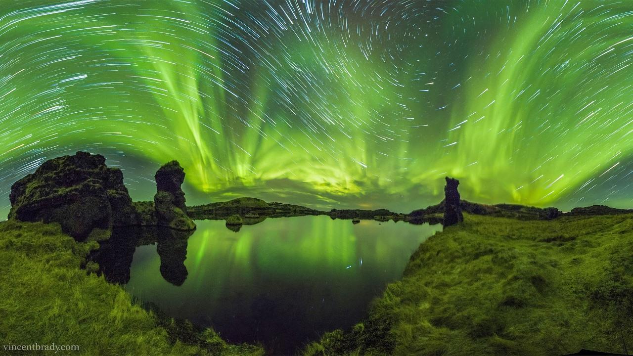 冰岛上空的极光与星轨，来自摄影师Vincent Brady。